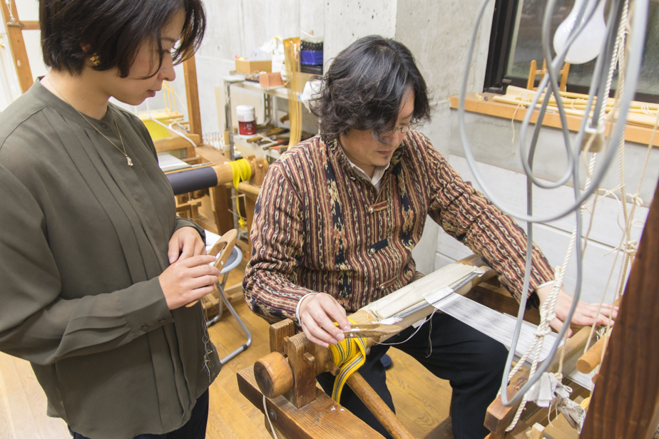 平織りの仕方を教えてくれる龍村周さん。体験中ずっと丁寧に教えてくださるので安心して作業ができます。