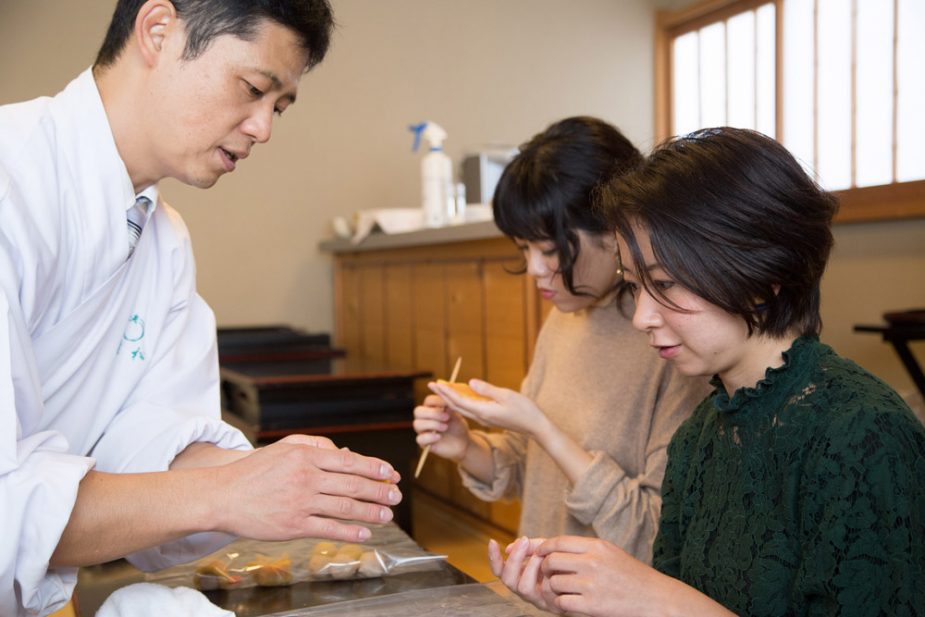 左が今回教えてくださった中丸さん、手本を見ながらその通り作っていきます。