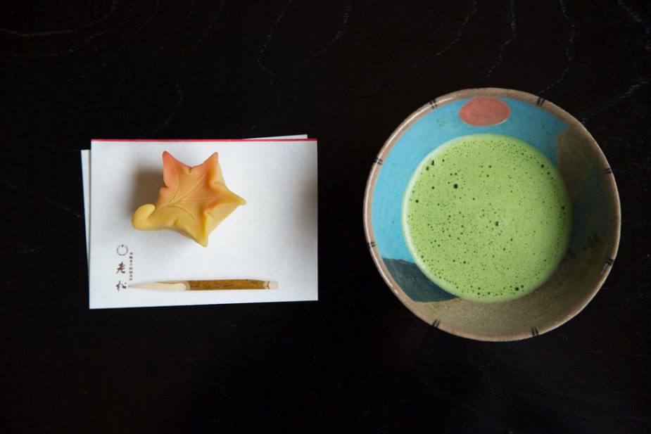 完成したお菓子は抹茶と共にその場で頂くことができます。私はまだ完全に色づいていない紅葉の色が晴れた空と合った優しい感じを思って「秋空」と菓銘を付けてみました!