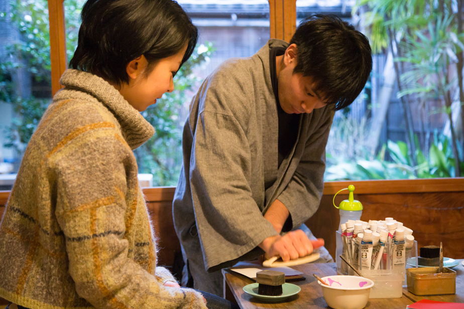 摺る作業もまた力仕事。