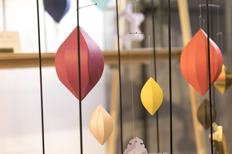「山鹿灯籠」では使用しないカラフルな和紙も使用し、現代の生活空間に合う仕上がりを目指した。
