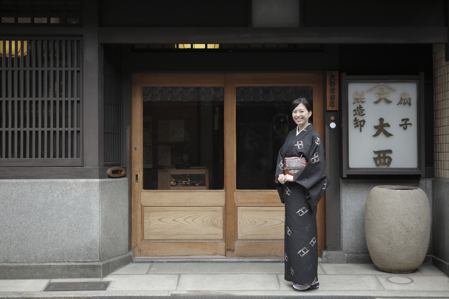 大西里枝｜1990年生まれ。立命館大学卒業。大手企業の営業企画職を経て2016年8月より現職。