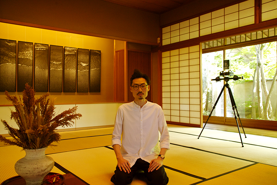 2016年「KG+ AWARD」を受賞したヤン・カレン「No Coming / No Going」展にて作家本人。 Photo by Naoyuki Ogino