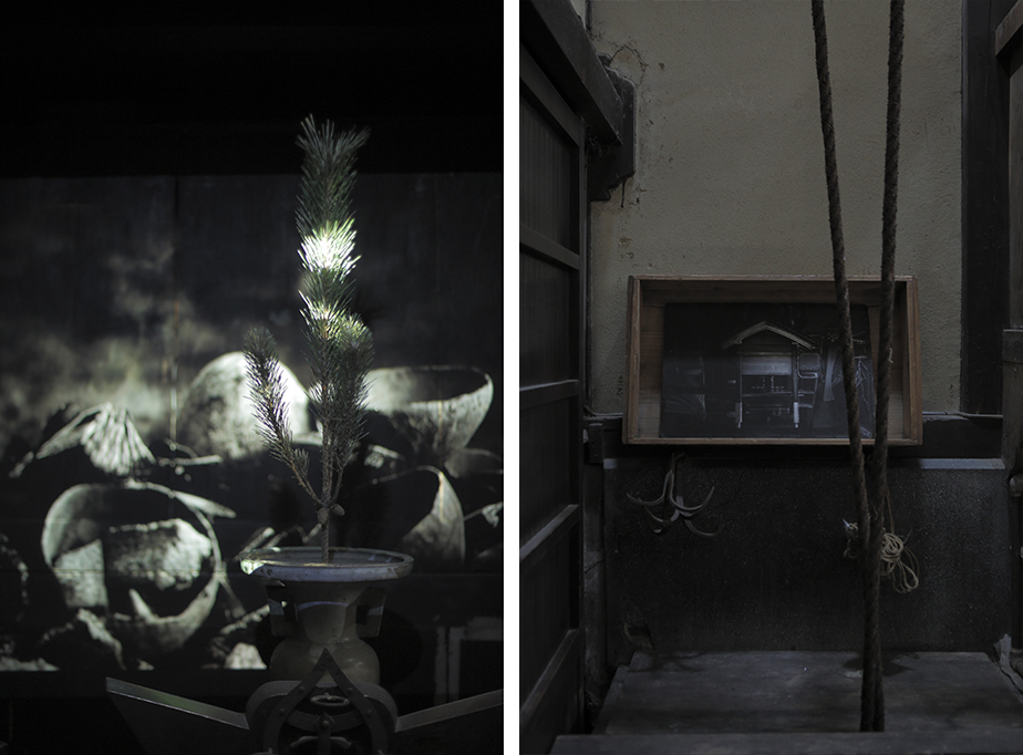 土間にもの台所には映像作品（写真左）があり、井戸の上にも作品（写真右）が展示されている。