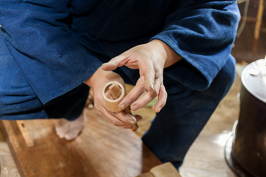 桶の内側を削る時は専用のカンナを使う。