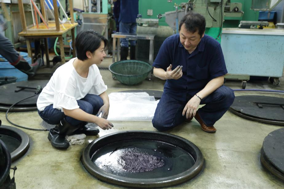 甕のフタを開けると藍華(染料が発酵し泡状になったもの)が浮いていて、藍が自然の物だということを実感します。 ３ヶ月周期で甕の中身は入れ替えられます。