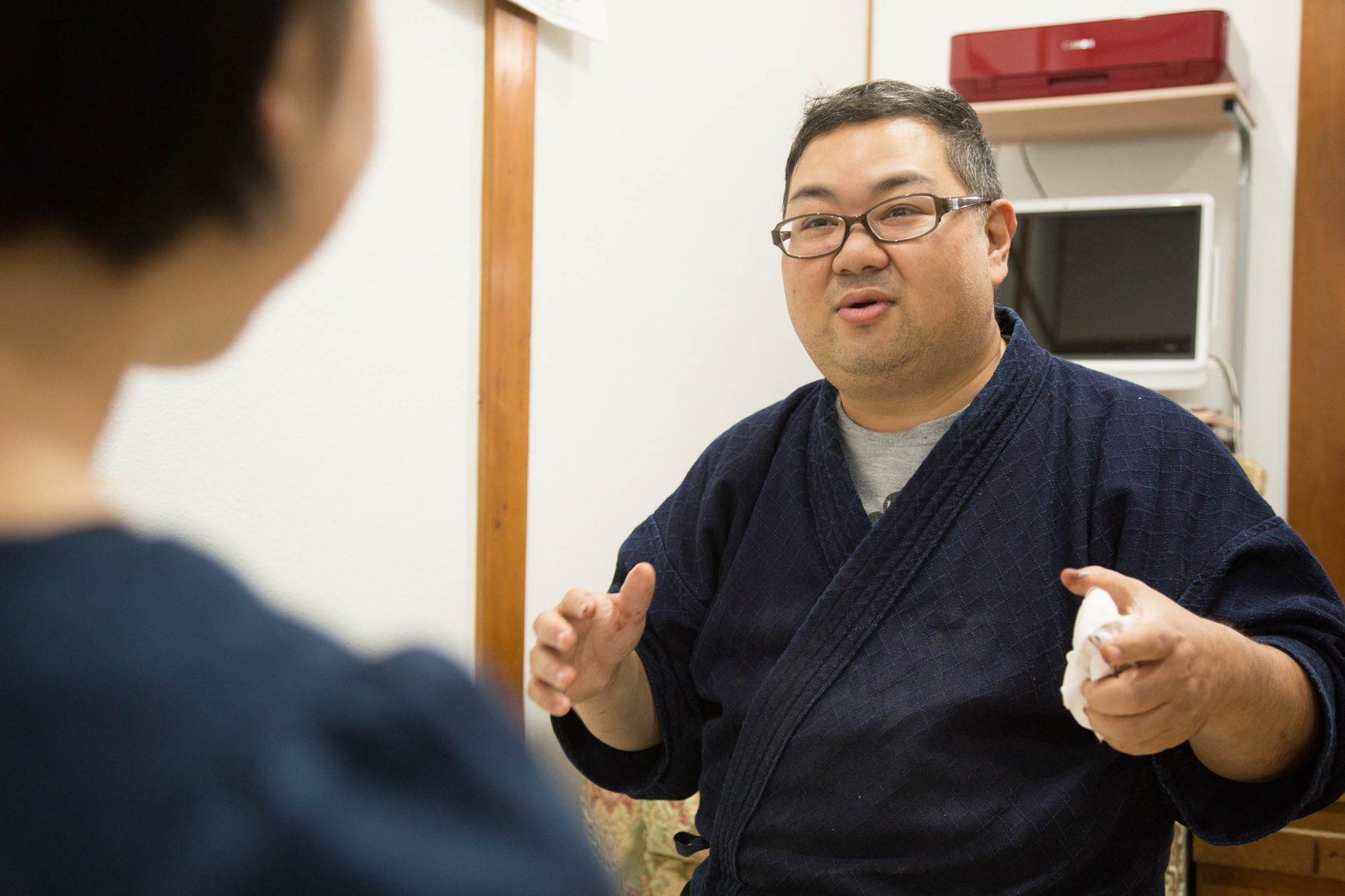 藤澤さんの寺院などの現場仕事は早朝4時30分から。その後工房にて仏具の仕事、自身の商品開発を行います。