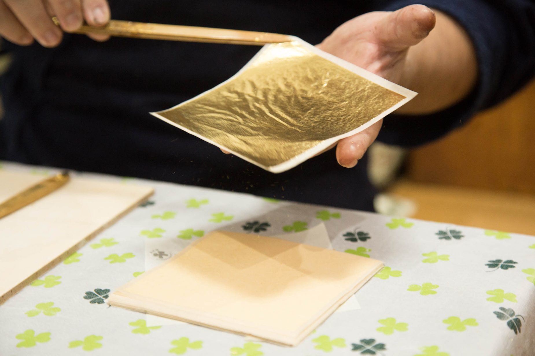 繊細な金箔を藤澤さんは金箔を挟む専用の箔箸を使い、華麗な手さばきで扱います。 