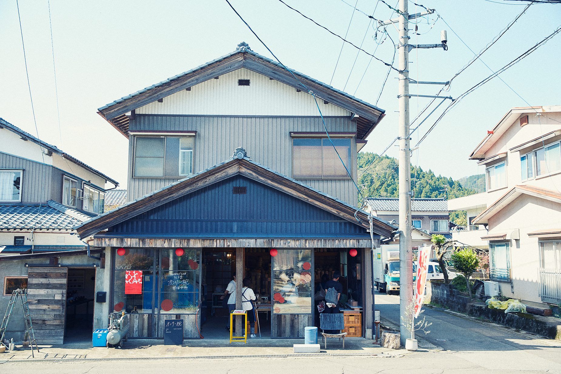 ろくろ舎は伝統的な丸物木地師としての技術を継承しながら、「価値の再定義」をコンセプトに、木材を中心に素材・製法にこだわることなくプロダクトを製作する。