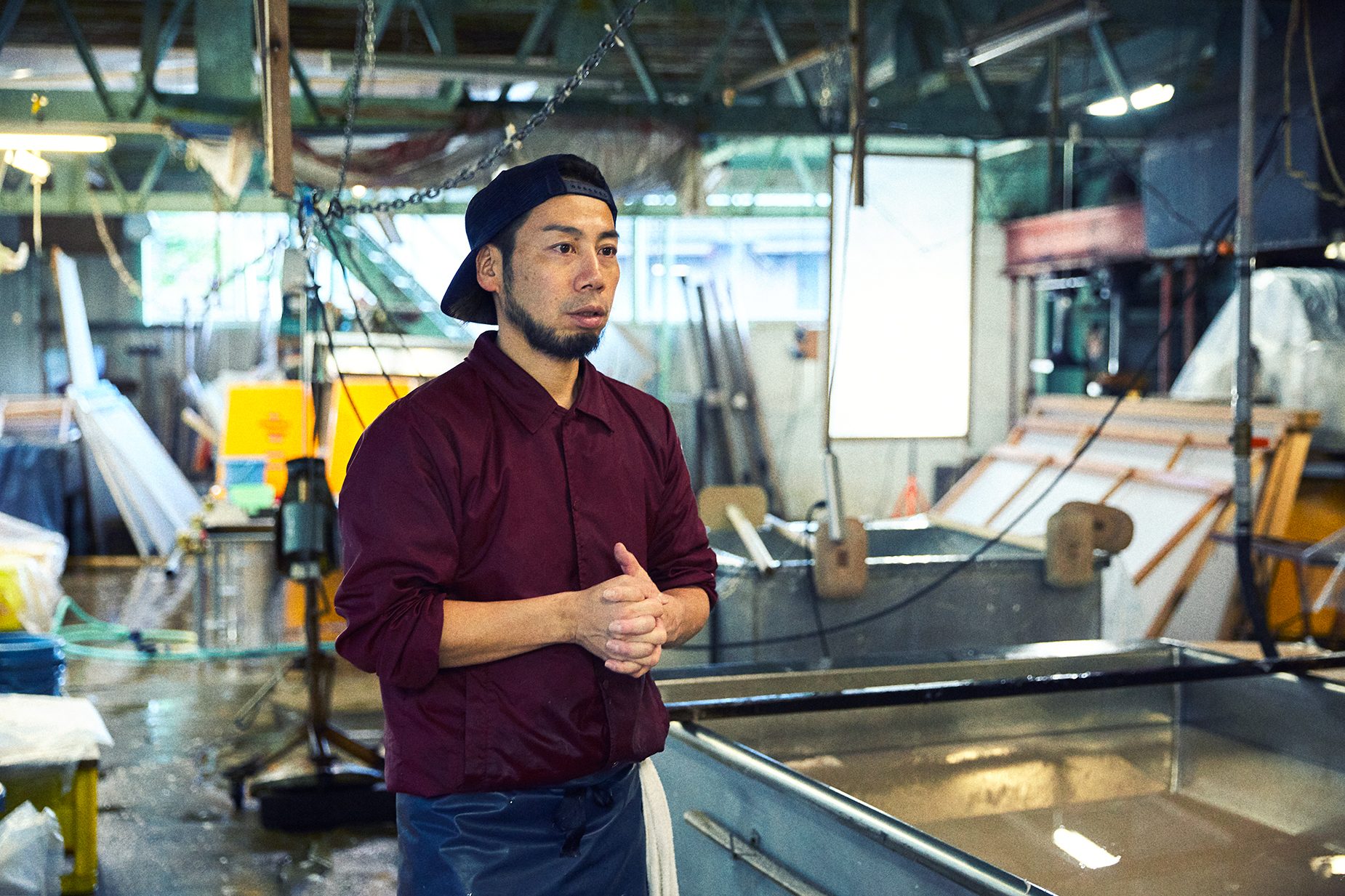 和紙職人の滝英晃さん。伝統技術に新たな感性を加え、あらゆる空間に適した和紙を製造する。