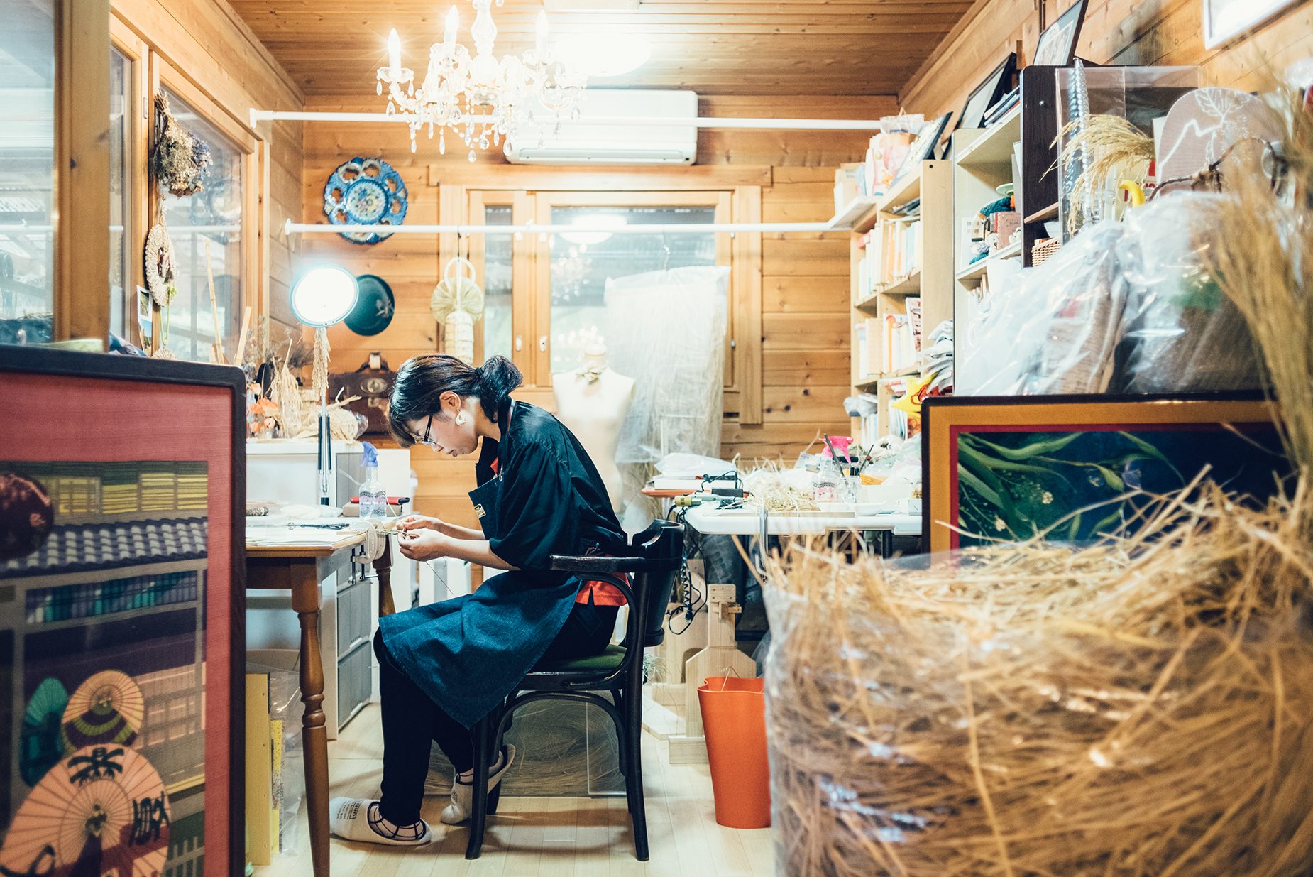 「花背WARA」の藁ジュエリー作家・藤井桃子さん。