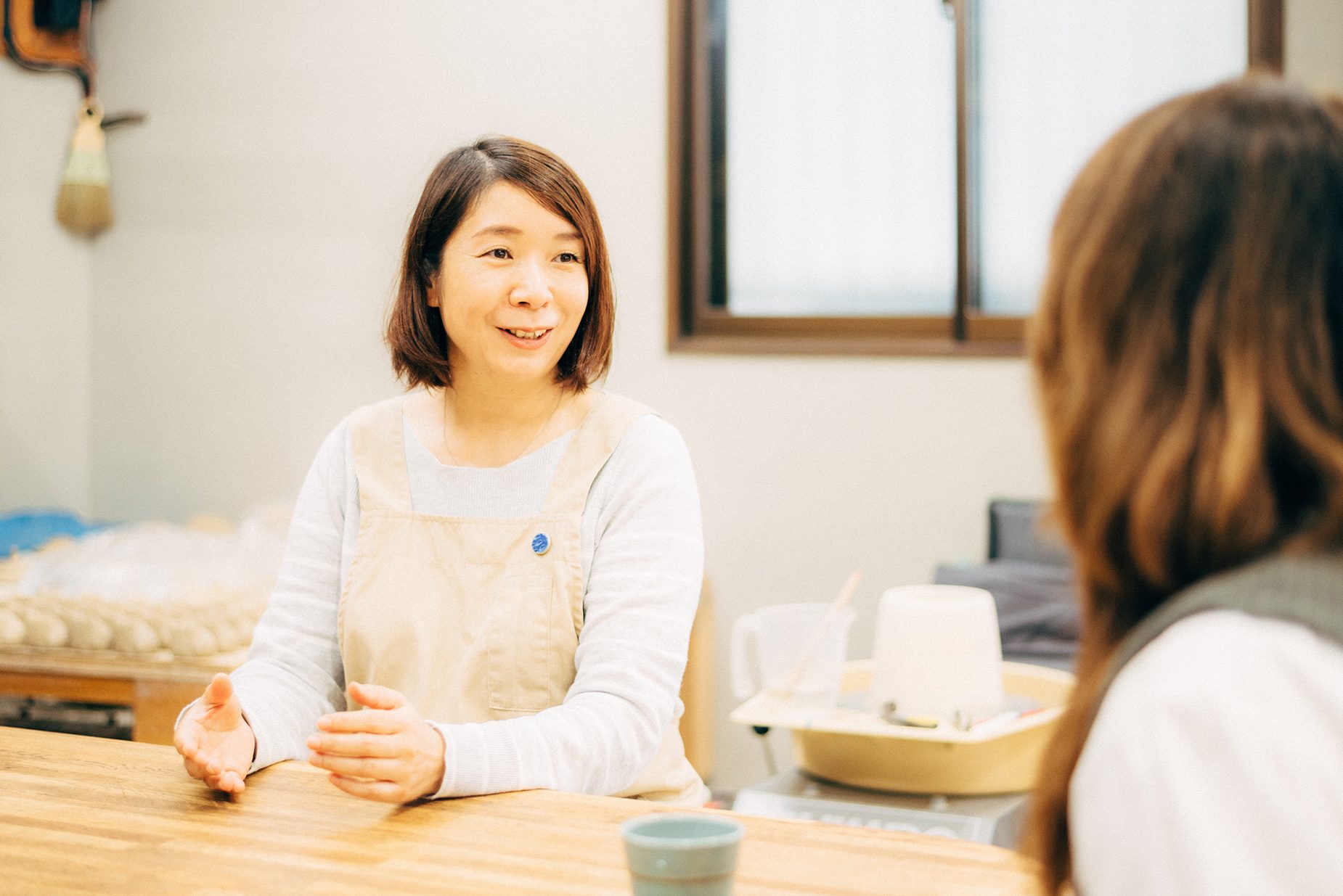 「蘇嶐窯」の陶芸家・涌波まどかさん。蘇嶐窯の器でお茶とお茶請けを出してくれた。