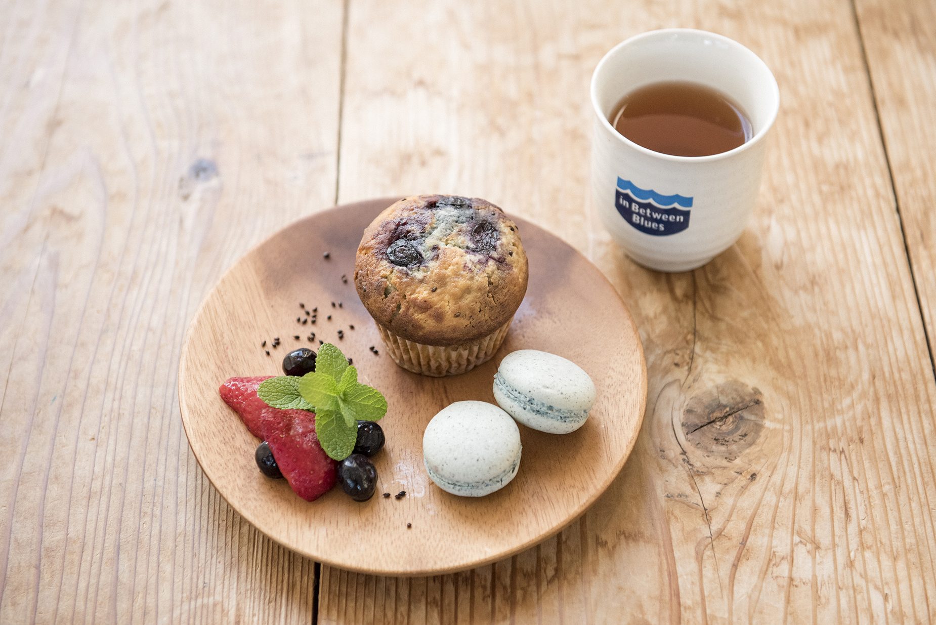 カフェスペースでは無農薬栽培の藍の葉や種を使用したお茶やスイーツが味わえる。