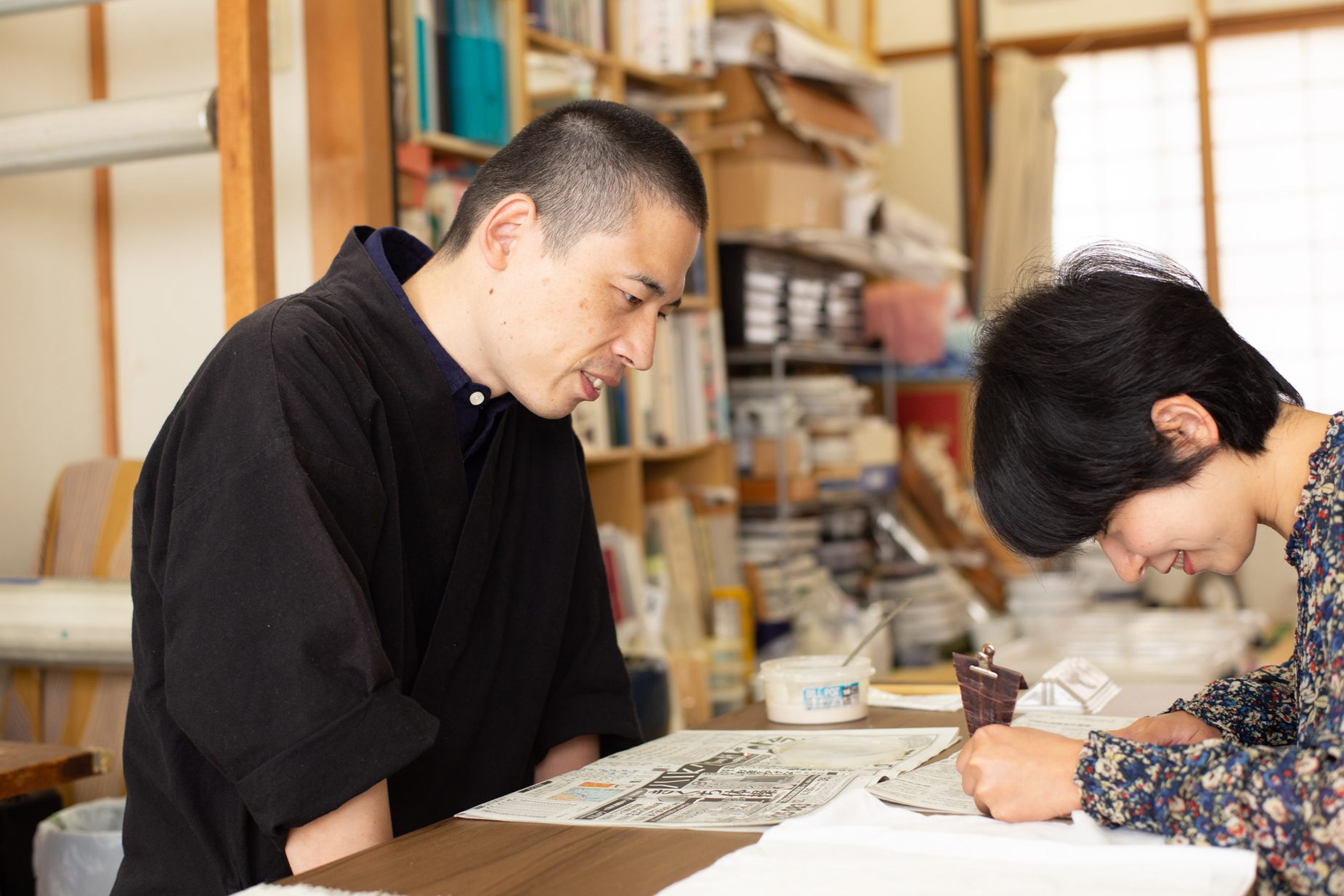 力加減のコツをつかむと、どんどんきれいに描けて楽しい！まっすぐな線が描けたら曲線や、円を描く練習をします。